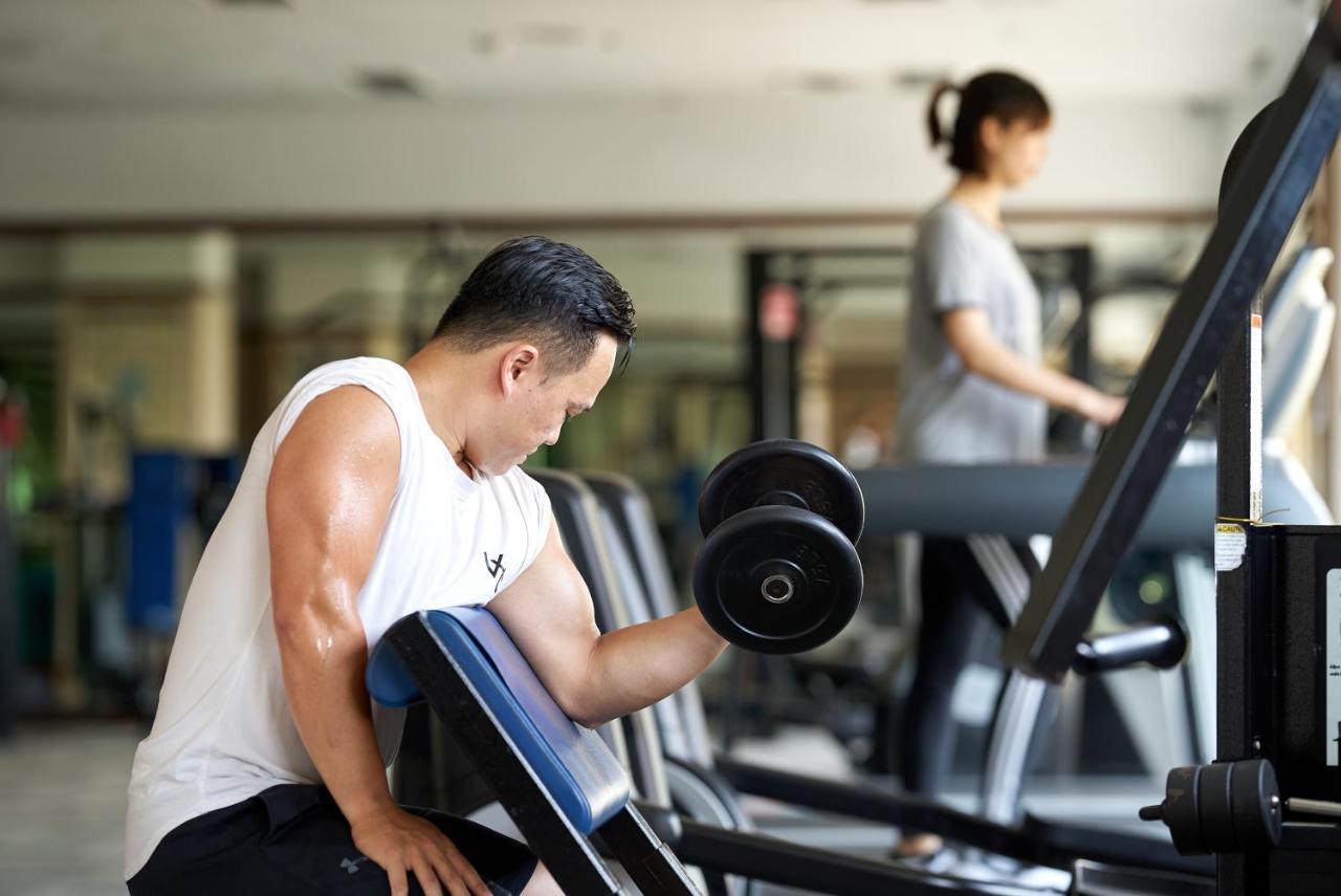 The Howard Plaza Hotel Đài Bắc Ngoại thất bức ảnh A man lifting a dumbbell