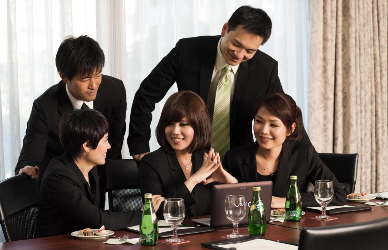 The Howard Plaza Hotel Đài Bắc Ngoại thất bức ảnh A team of businesspeople in a meeting