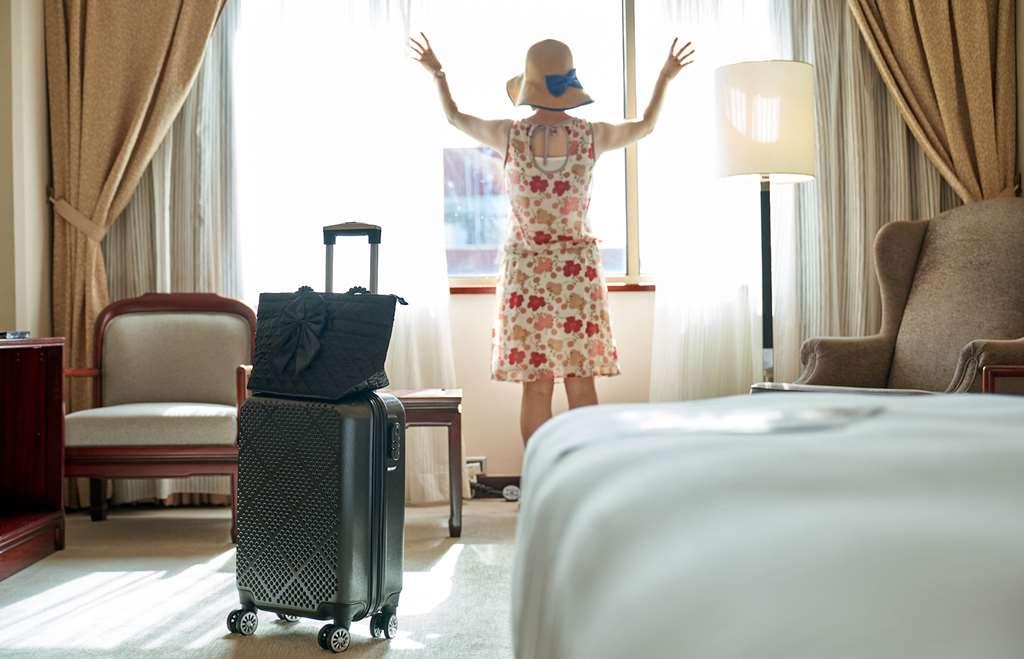 The Howard Plaza Hotel Đài Bắc Phòng bức ảnh A woman in a hotel room