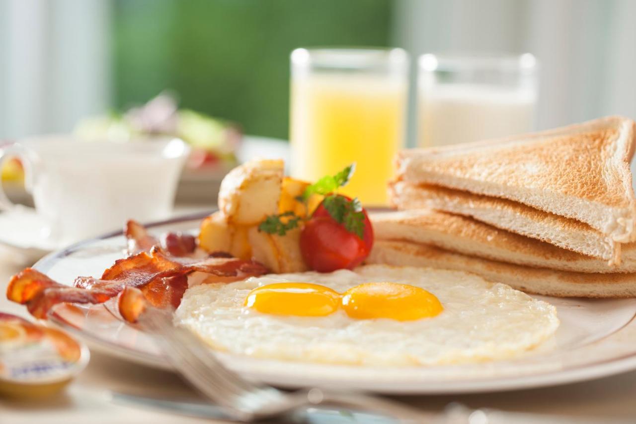 The Howard Plaza Hotel Đài Bắc Ngoại thất bức ảnh A breakfast with eggs, bacon, toast and orange juice