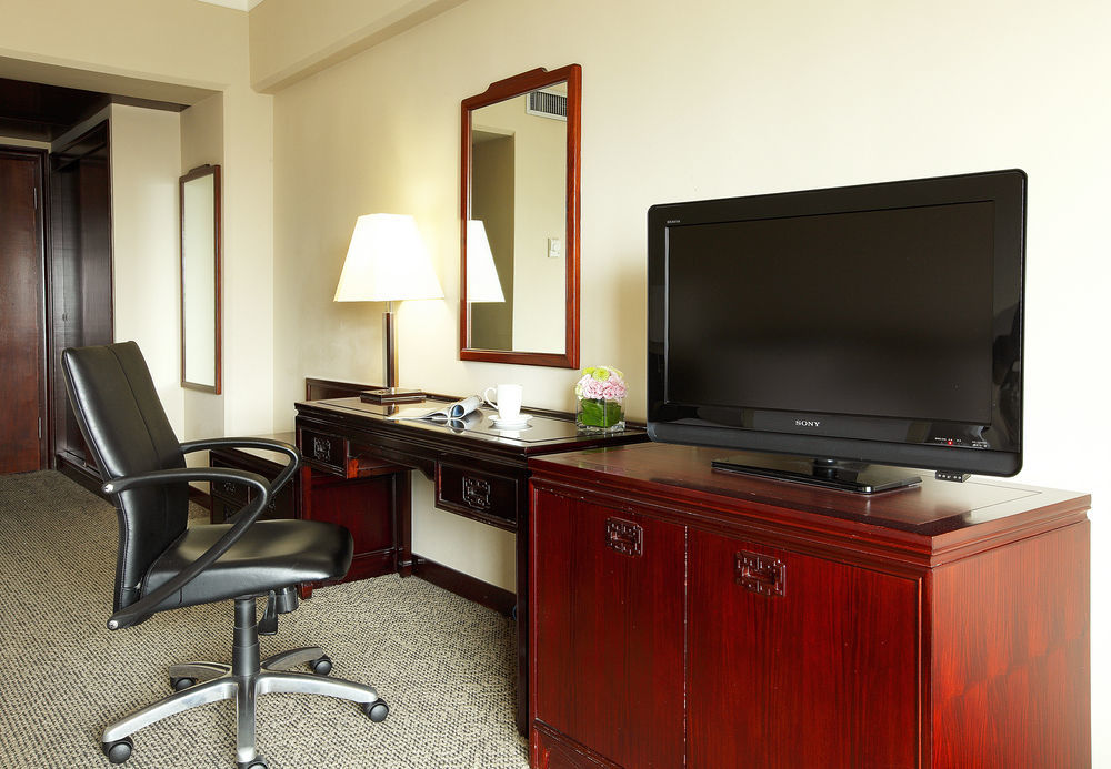 The Howard Plaza Hotel Đài Bắc Ngoại thất bức ảnh A television in a hotel room